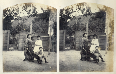 22448 Afbeelding van Sara Johanna Henriette van Ferney (1849-1930), Emilie Louise Court (1859-1939) en Pieter Hendrik ...